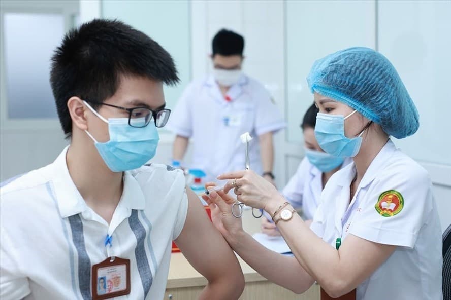 Quang Ninh starts vaccinating teenagers against COVID-19