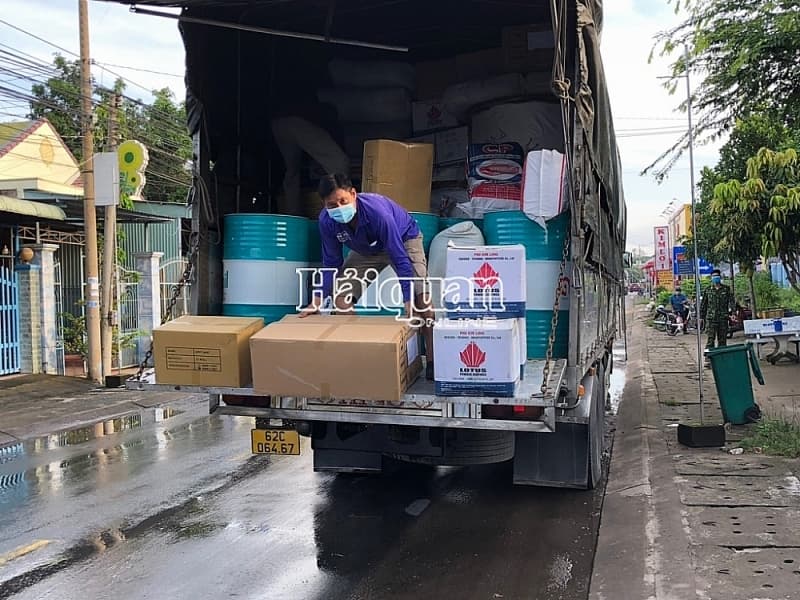 A truck transporting goods worth VND1.5 billion suspected of smuggling