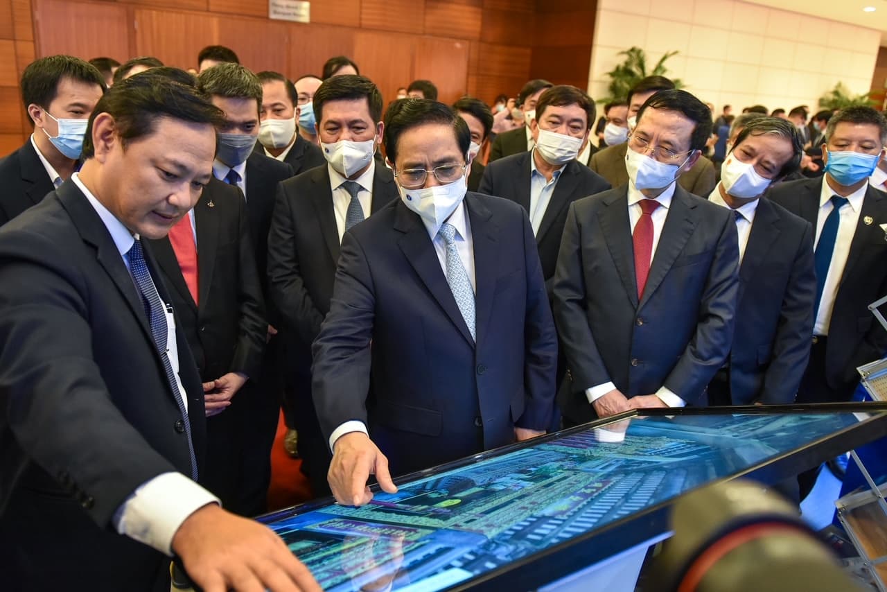 PM Pham Minh Chinh orders faster digital transformation in banking, taxation sectors