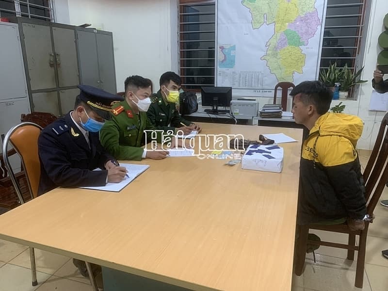 Dien Bien Customs arrests man carrying four packages of heroin