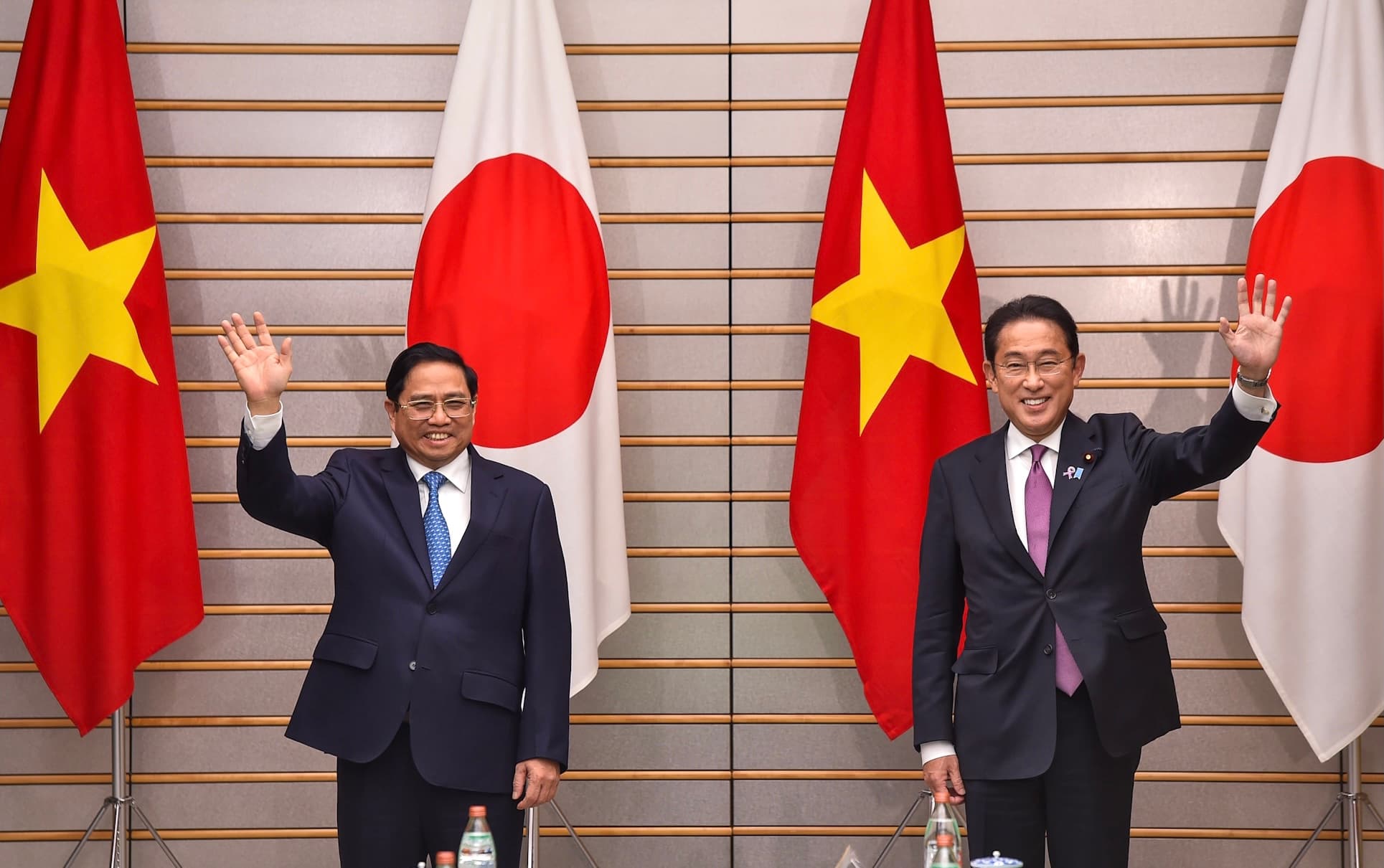 Japanese Prime Minister hosts welcome ceremony for Vietnamese counterpart