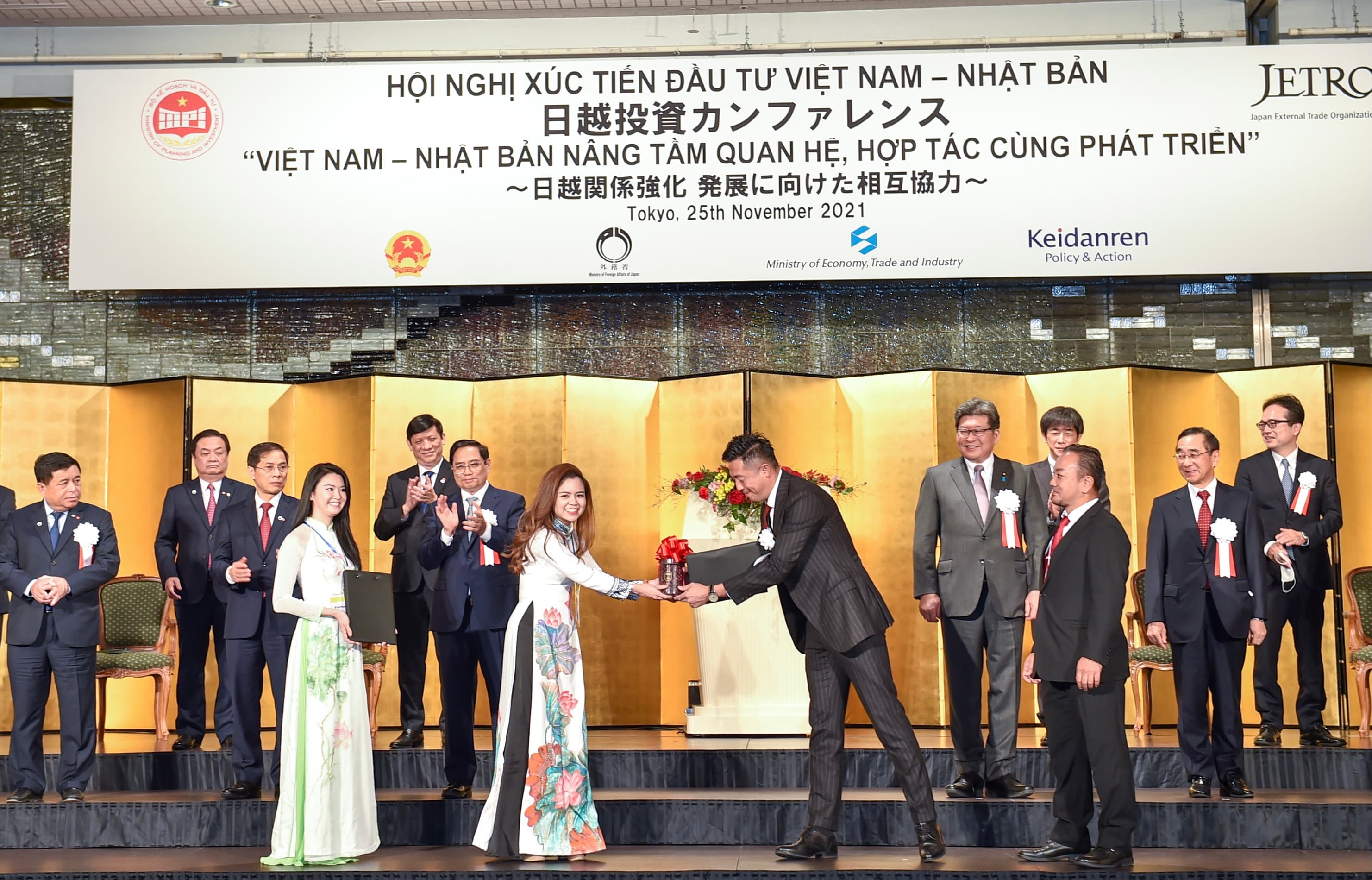 PM witnesses signing of multi-billion dollar deals between Viet Nam, Japan