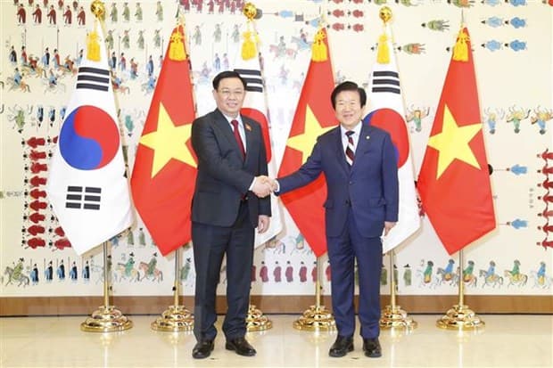 Top legislator holds talks with RoK counterpart