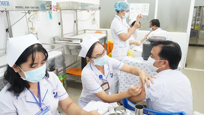Adults to be offered COVID-19 booster by end of Q1 2022