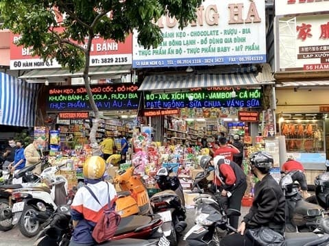 Tet gift hampers become more affordable with local products
