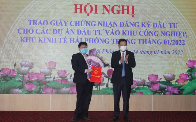 Hai Phong grants investment licenses to five projects