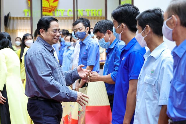 PM presents Tet gifts to needy people in Can Tho