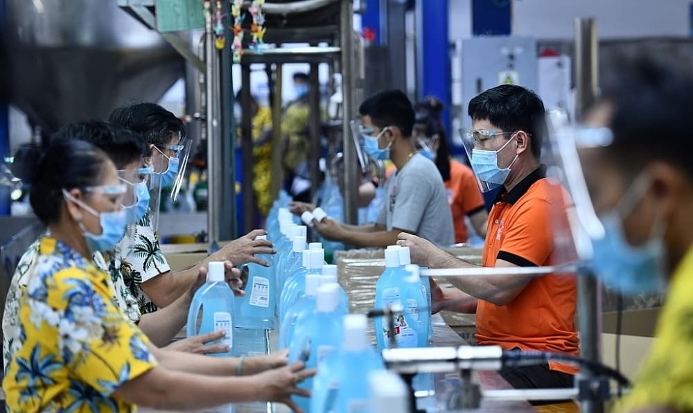 How are Vietnam's economic prospects evaluated in 2022 by overseas organizations?