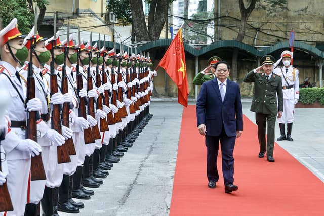 PM visits people’s public security forces prior to Tet holiday