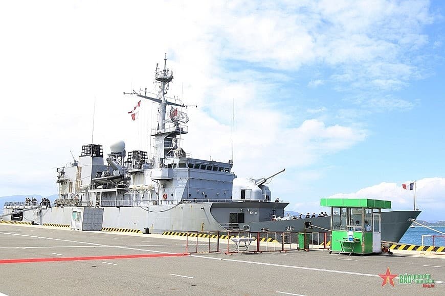 French ship pays courtesy visit to Khanh Hoa