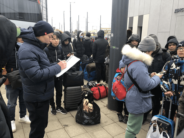 Viet Nam evacuates 460 citizens from Ukraine to neighboring countries