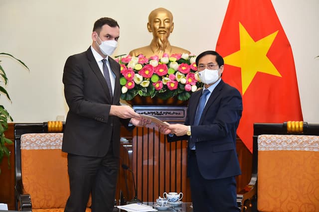 Foreign minister asks Poland to provide shelters for Vietnamese from Ukraine
