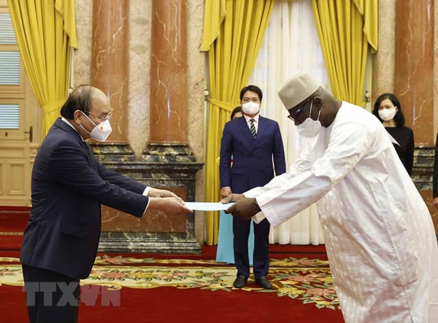 President receives credential letters from five new Ambassadors