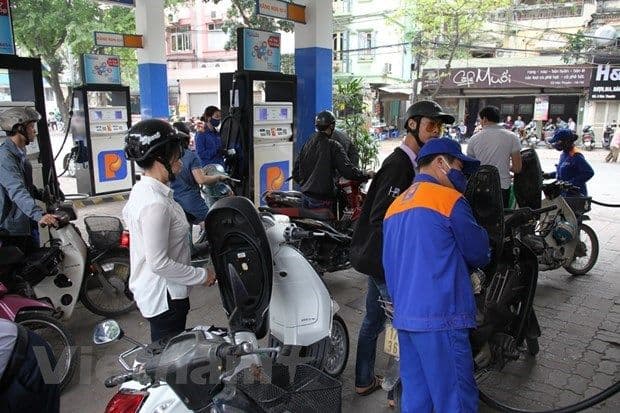 Petrol prices down by 600 VND per litres after seven hikes