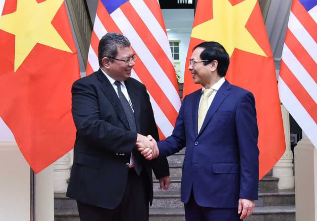 Viet Nam, Malaysia pledge to advance ASEAN centrality in addressing regional strategic issues