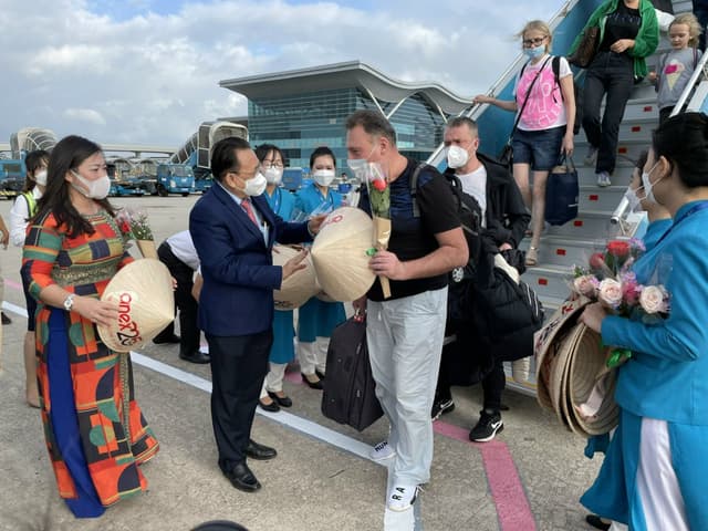 Viet Nam resumes flights to 20 countries, territories