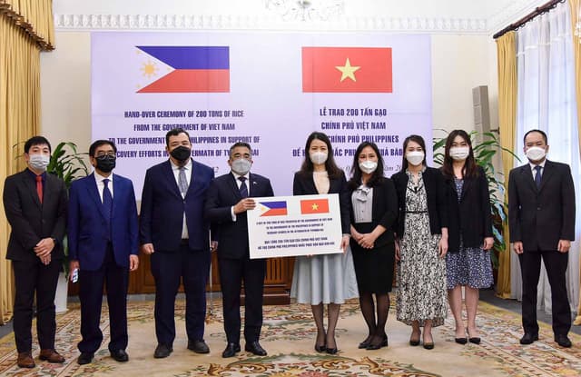 Viet Nam gifts 200 tons of rice to Philippines