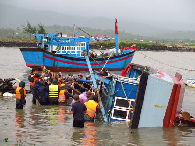 Gov’t chief asks for prompt settlement of consequences of unusual downpours in Central Region
