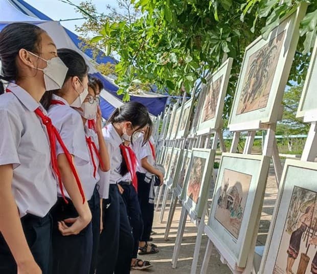 Exhibition of sketches of battlefields comes to Da Nang school