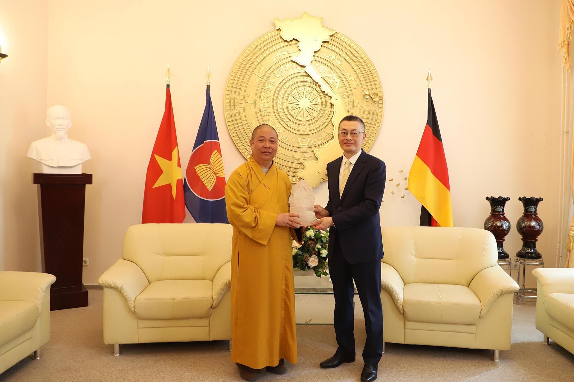 Buddhist Sangha visits the Vietnamese Embassy in Germany