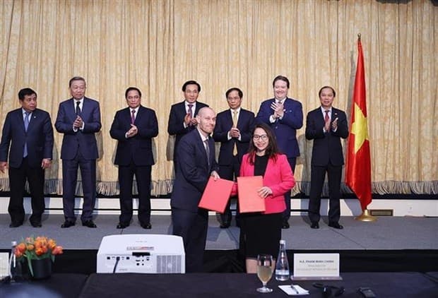 PM urges US businesses to invest in tourism and trade in Vietnam