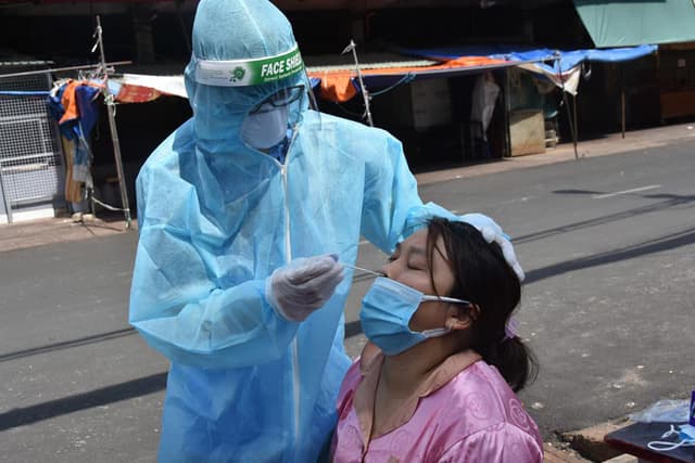 Viet Nam to scrap COVID-19 test requirements for vaccinated entrants from mid-May