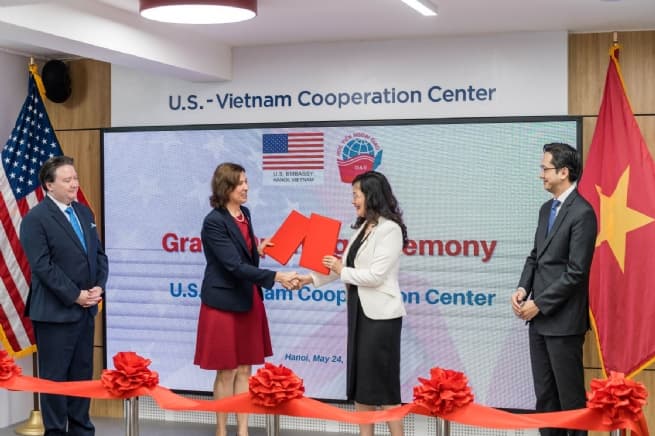 Ambassador Marc E. Knapper Opens the U.S.-Vietnam Cooperation Center