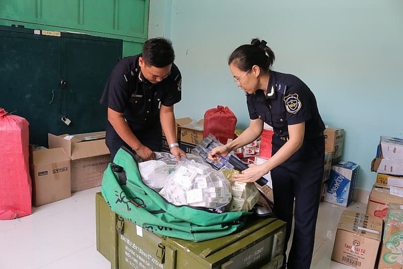Binh Phuoc Customs prevents new smuggling tricks