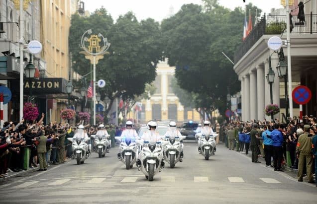 Diplomatic ceremonies: Escorting motorcycles and police vehicles