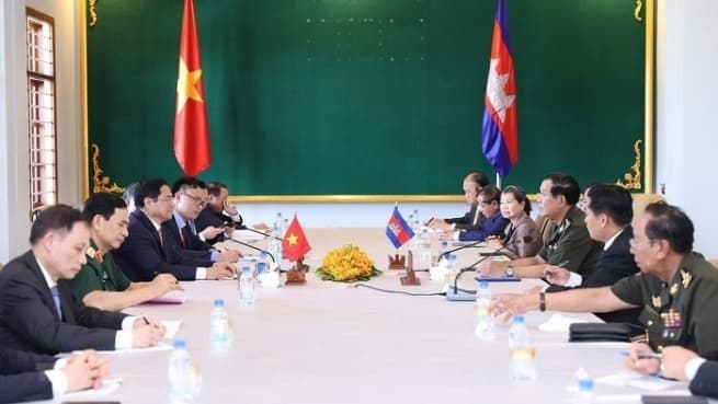 Vietnamese, Cambodian PMs Agree on Measures to Foster Ties
