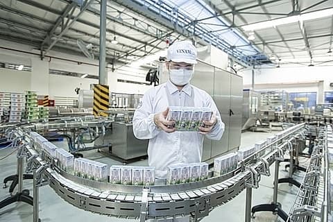 Shares tumble for a third day, Vinamilk tops market gains