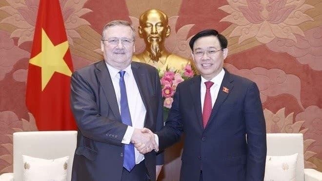 Vietnam to promote trust and deepen ties with Hungary and the UK
