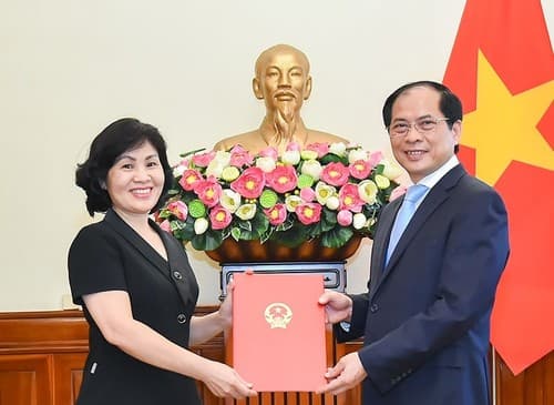 Vietnamese Consul General in Luang Phrabang presents credentials