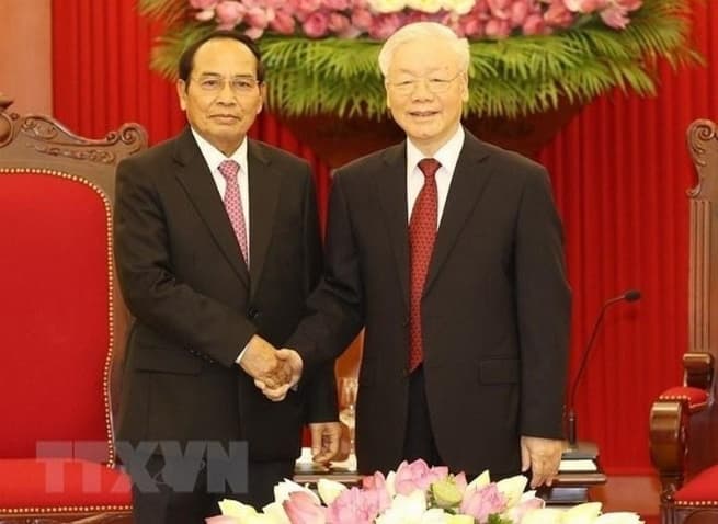 Vietnam Gives Top Priority to Relationship with Laos: Party Chief