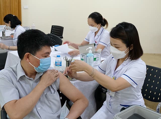 Prime Minister urges faster vaccination amid COVID-19 resurgence risks