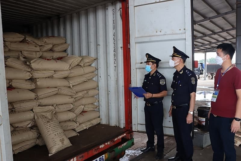 Mong Cai Customs implements committees to accompany enterprises