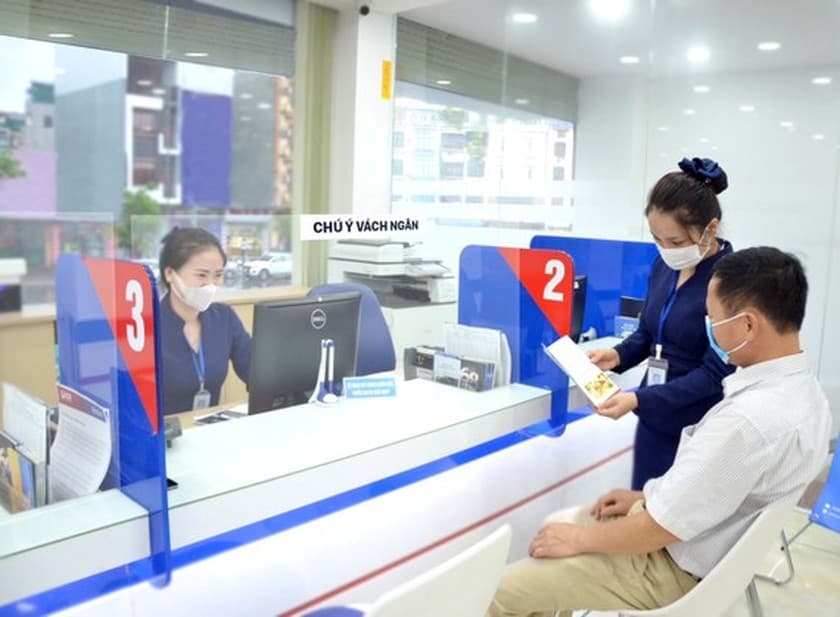 Banks raise interest rates to attract depositors