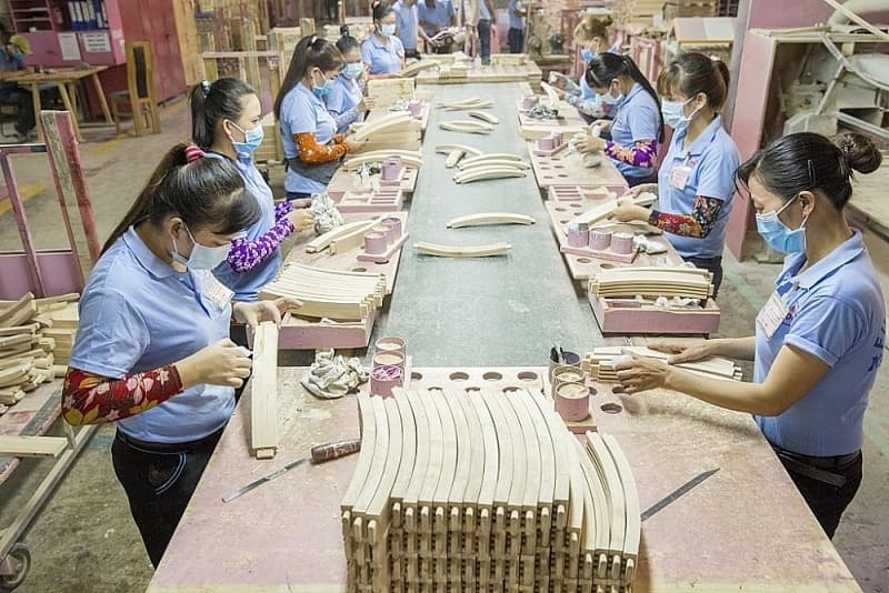 Enterprises proactively respond to market fluctuations