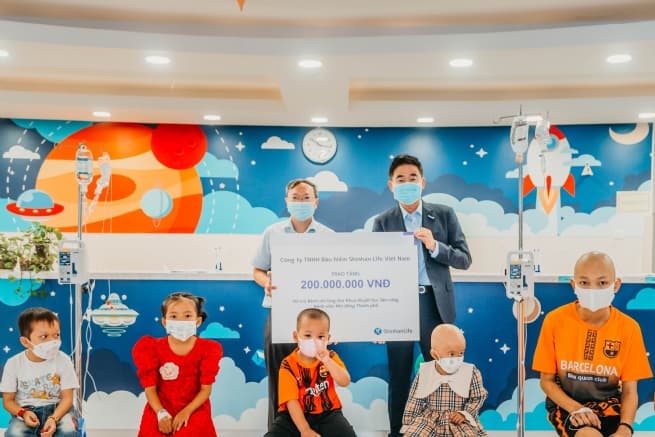 Shinhan Life Vietnam Continues to Support Children Patients with Blood Cancer