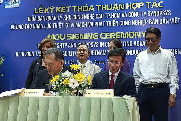 US chip giant Synopsys supports Vietnam in training new engineers