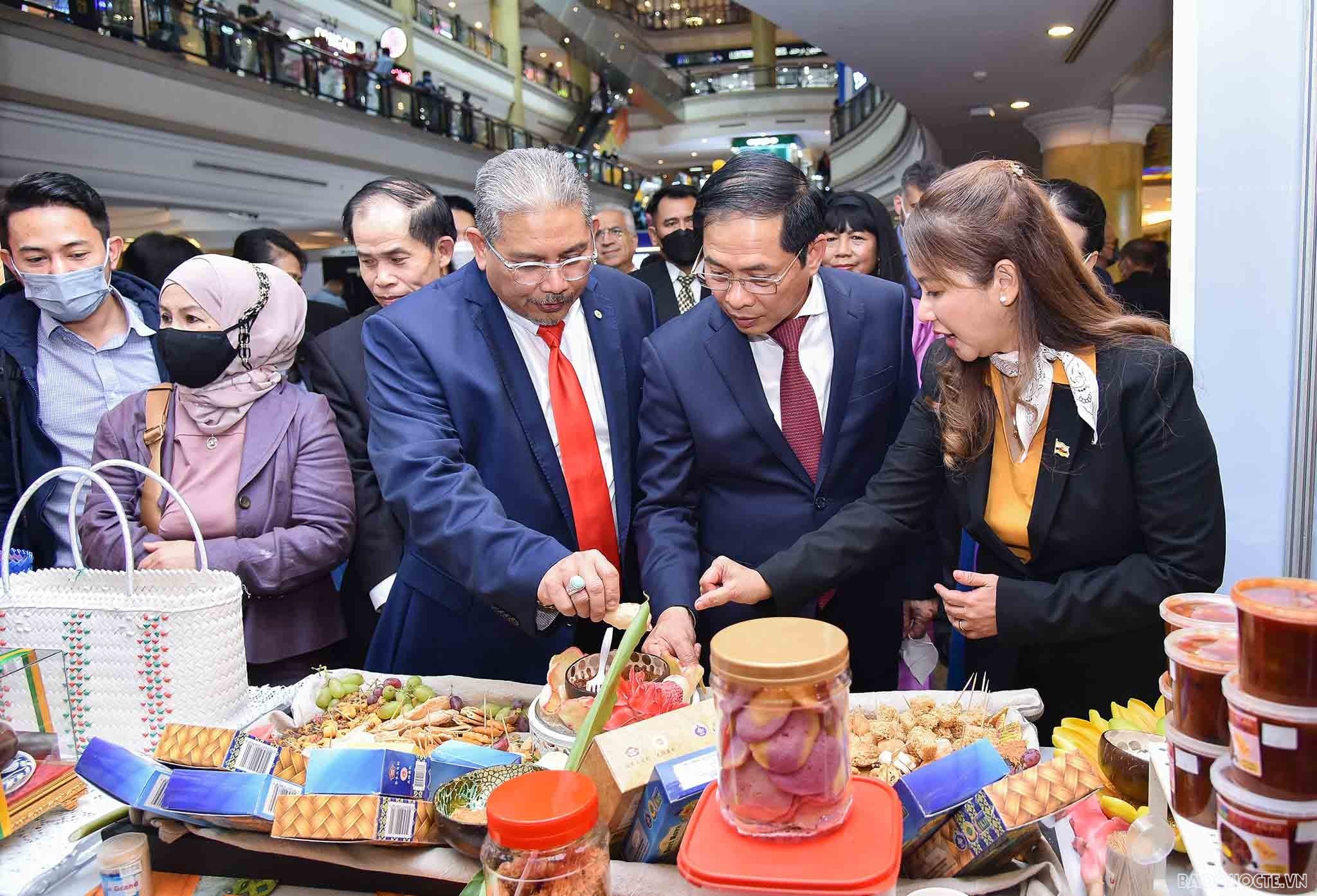 Vietnam-Brunei Trade, Culture, Food & Arts Fair opened in Brunei
