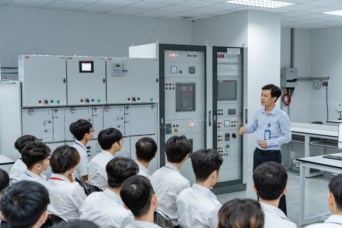 Cooperation between business and academia to foster Vietnamese students' skillsets