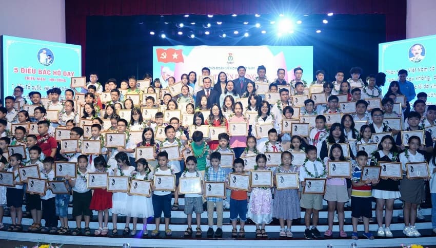 Vietnam Public Sector Union honours 166 excellent students