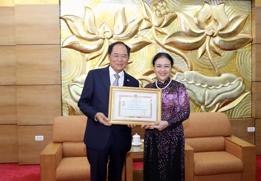 Insignia presented to RoK Ambassador to Vietnam