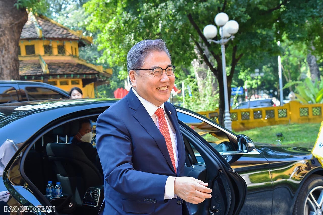 FM Bui Thanh Son welcomed and held talks with Korean FM Park Jin