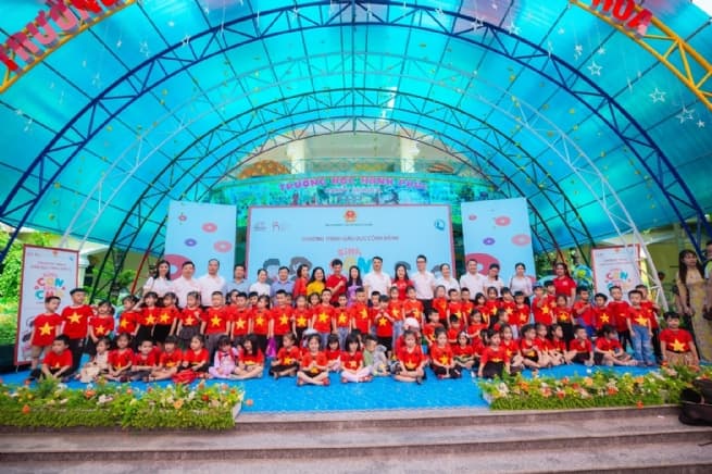“Sinh Con, Sinh Cha” Discusses Parenting Topics on Child Abuse with Hundreds of Families in Thanh Hoa City