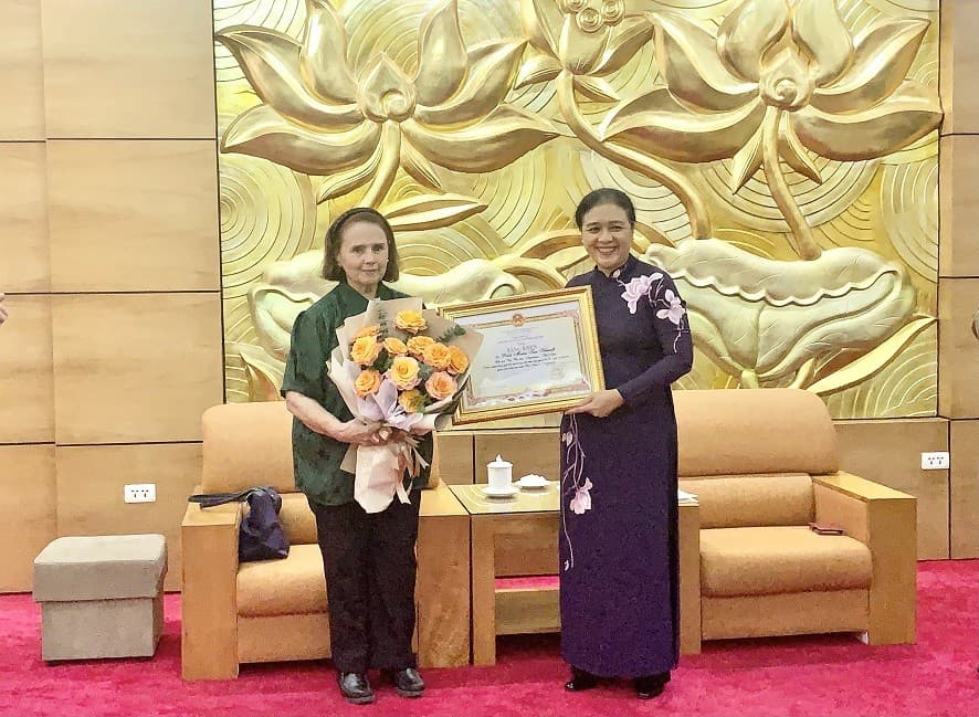 Certificate of merit conferred upon Argentine friend of Vietnam