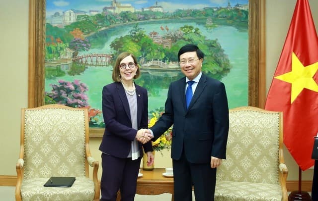 Deputy PM Pham Binh Minh receives Oregon Governor Katherine Brown