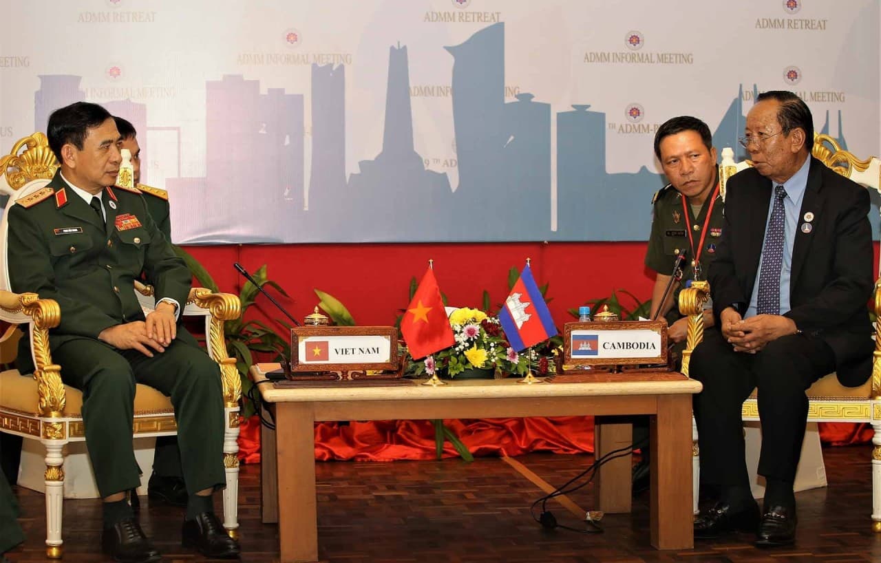 Defence Minister Phan Van Giang meets Cambodian, Chinese counterparts in Phnom Penh