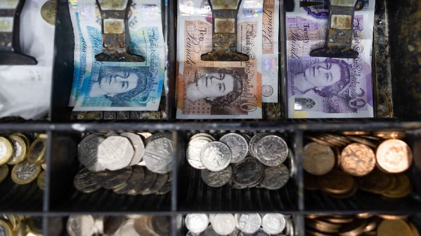 Reference exchange rate on Nov. 25: Down 2 VND from previous day; Pound, Yen and Euro rising